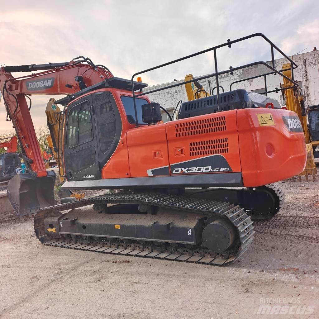 Doosan DX 300 LC Bandgrävare