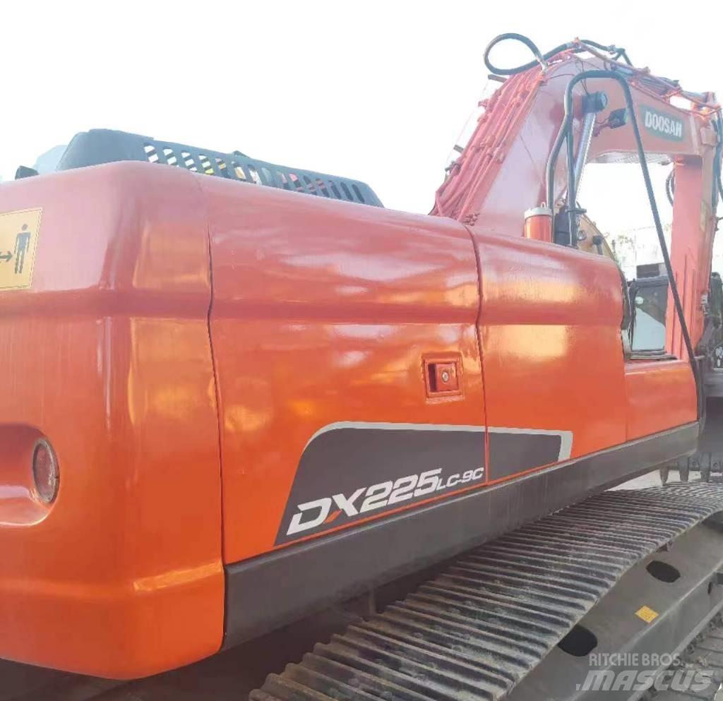 Doosan DX 225 Bandgrävare