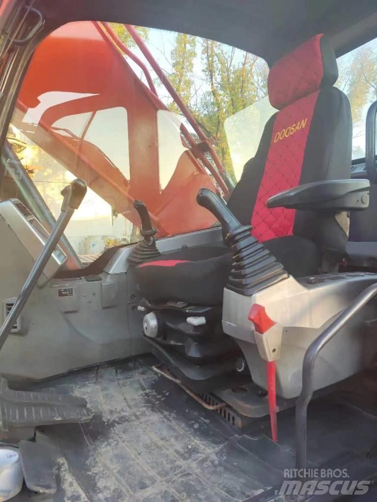 Doosan DX 225 Bandgrävare