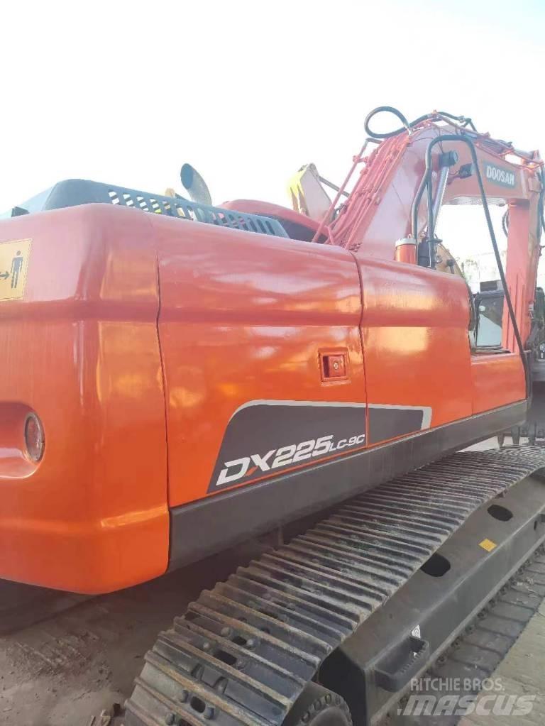 Doosan DX 225 Bandgrävare