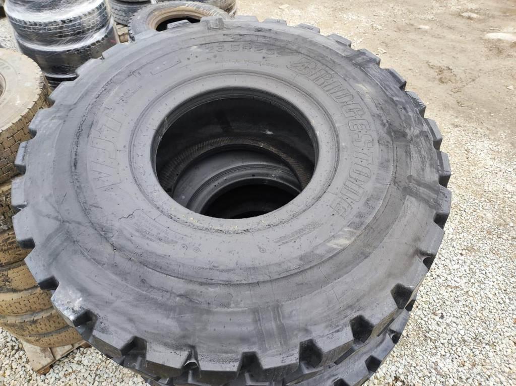  23.5 R25 tires Däck, hjul och fälgar