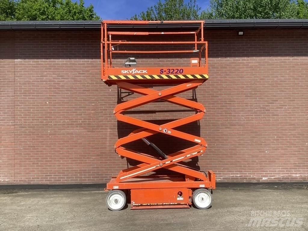 SkyJack SJIII3220 Saxliftar