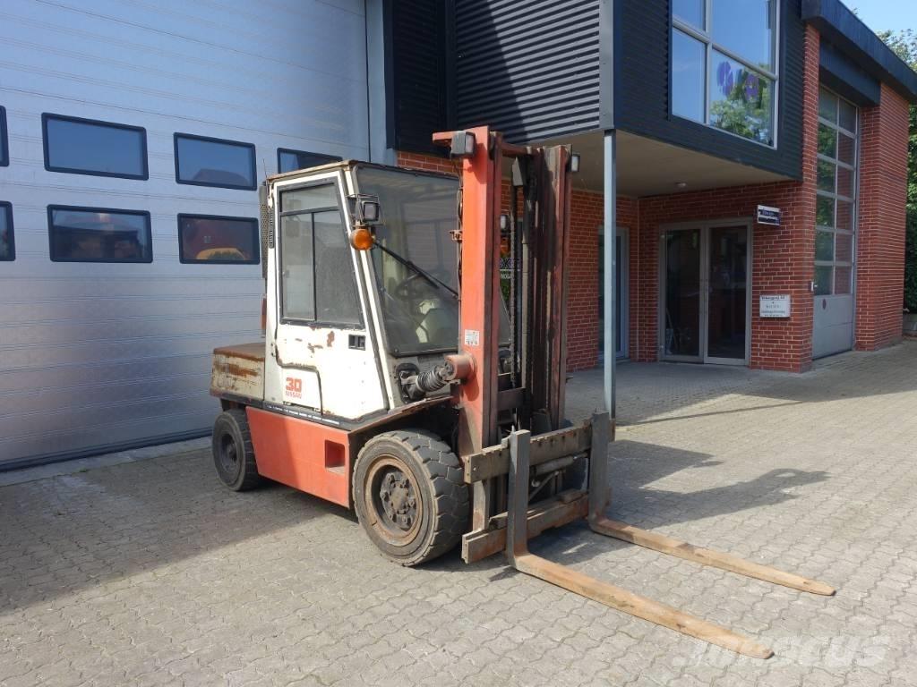 Nissan EGH02 A 30 U Dieselmotviktstruckar