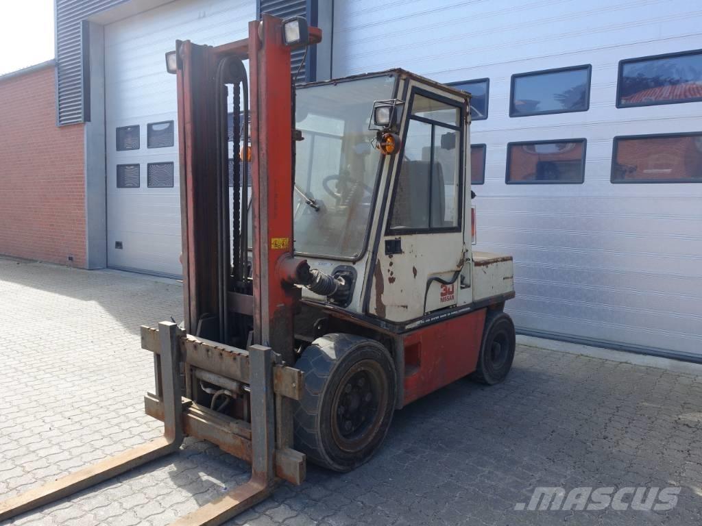 Nissan EGH02 A 30 U Dieselmotviktstruckar