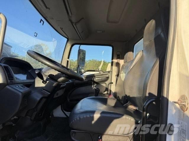 Hino 338 Lastbilar för dryckesleveranser