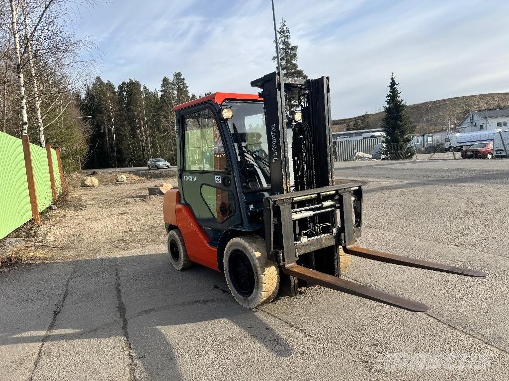 Toyota 02-8 FDF 30 Dieselmotviktstruckar