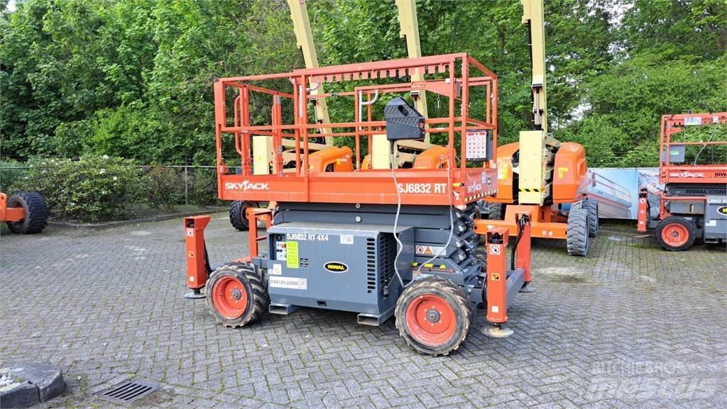 SkyJack 6832RT Saxliftar