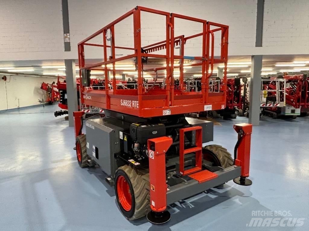 SkyJack SJ 6832 RTE Saxliftar
