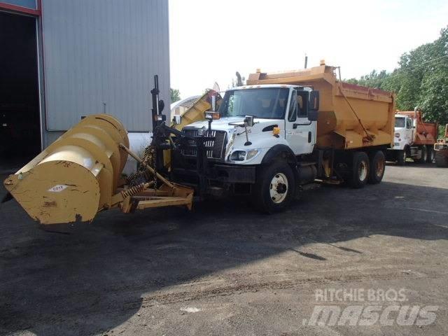 International 7400 Snöblad och plogar