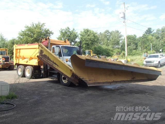 International 7400 Snöblad och plogar