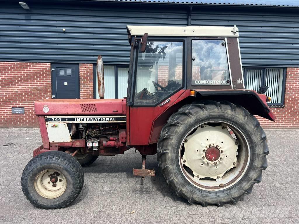 International 744 Traktorer