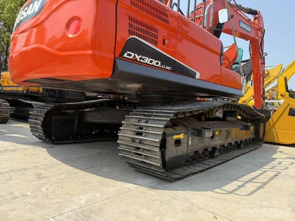 Doosan DX 300 LC Bandgrävare