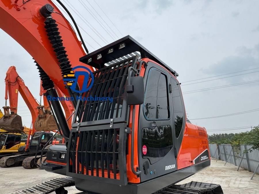Doosan DX 225 LCA Bandgrävare