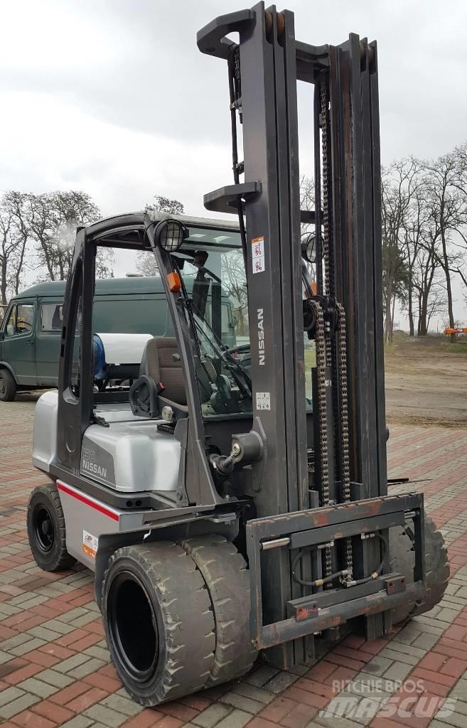 Nissan UG1D2A30LQ Gasolmotviktstruckar