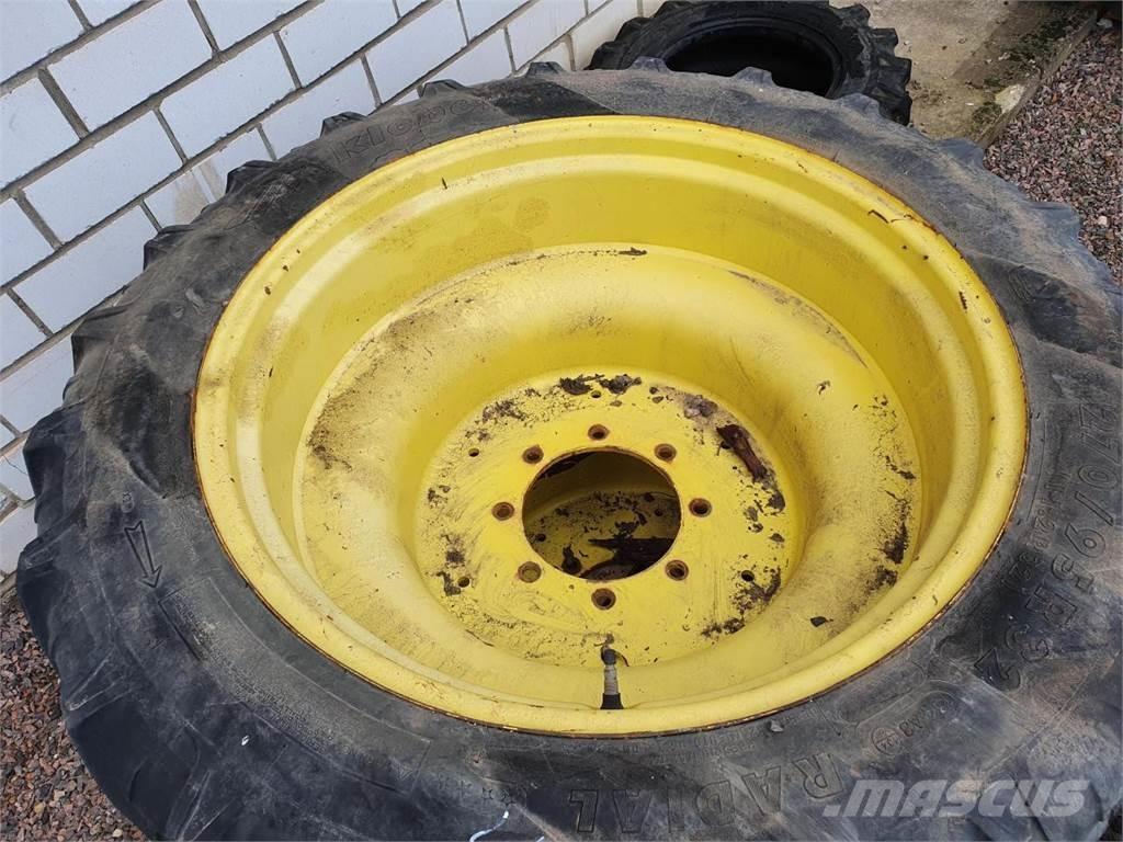 Kleber 270/95R32 Däck, hjul och fälgar