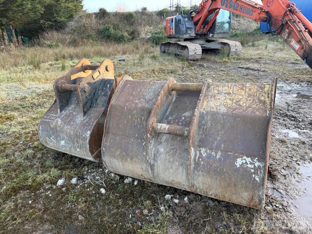 Hitachi ZX225USRLC-3 Bandgrävare