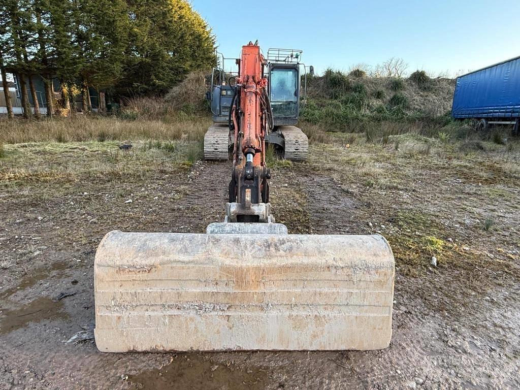 Hitachi ZX225USRLC-3 Bandgrävare