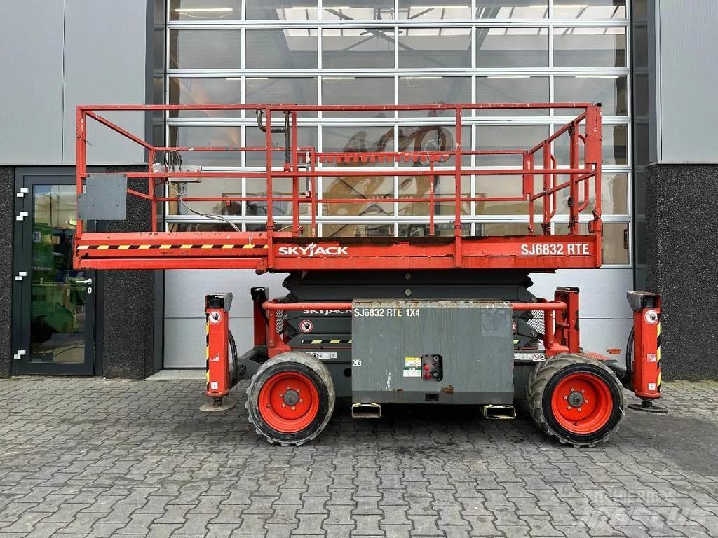 SkyJack SJ6832 RTE Saxliftar