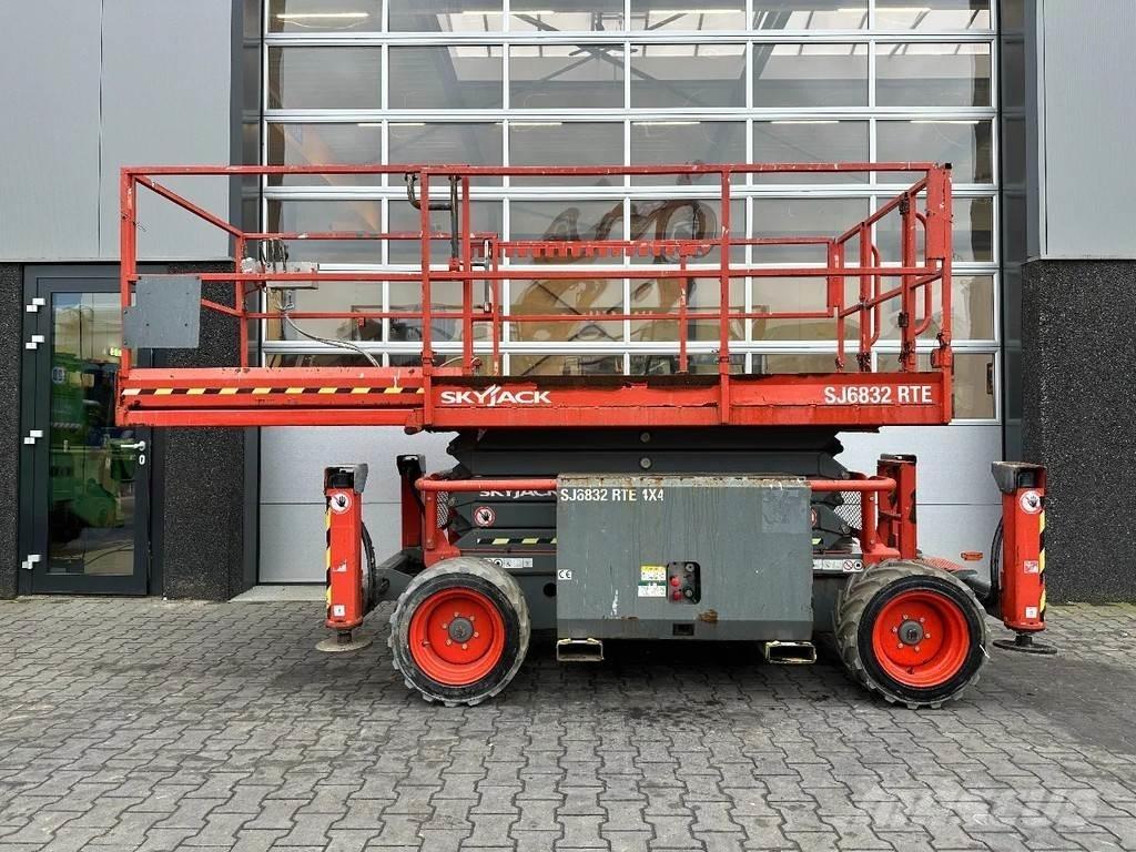 SkyJack SJ6832 RTE Saxliftar