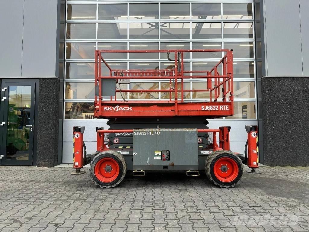 SkyJack SJ6832 RTE Saxliftar