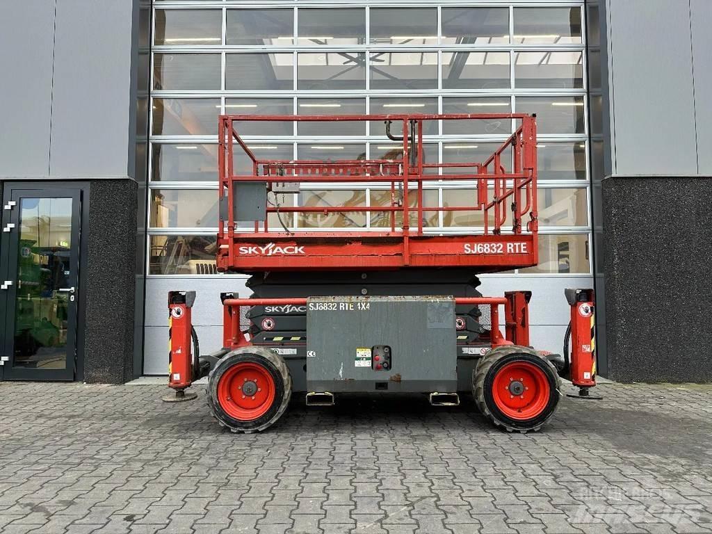 SkyJack SJ6832 RTE Saxliftar