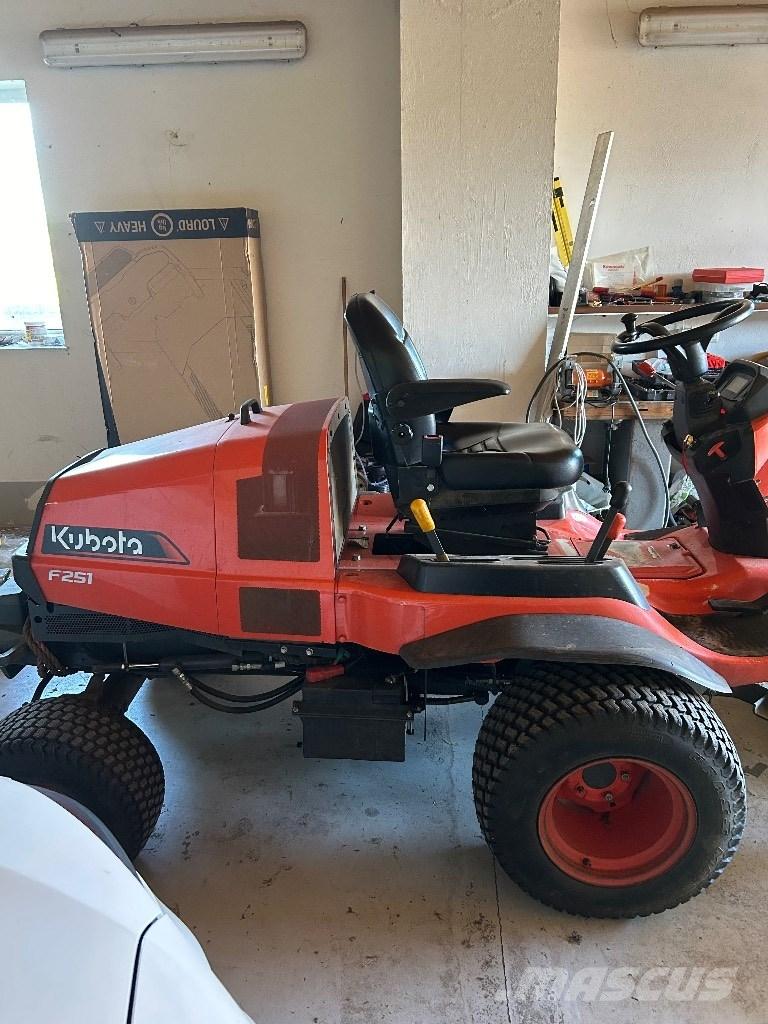 Kubota F 251 Monterade och påhängda gräsklippare