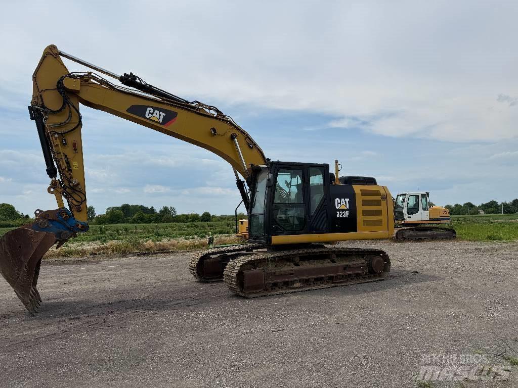 CAT 323 F L Bandgrävare
