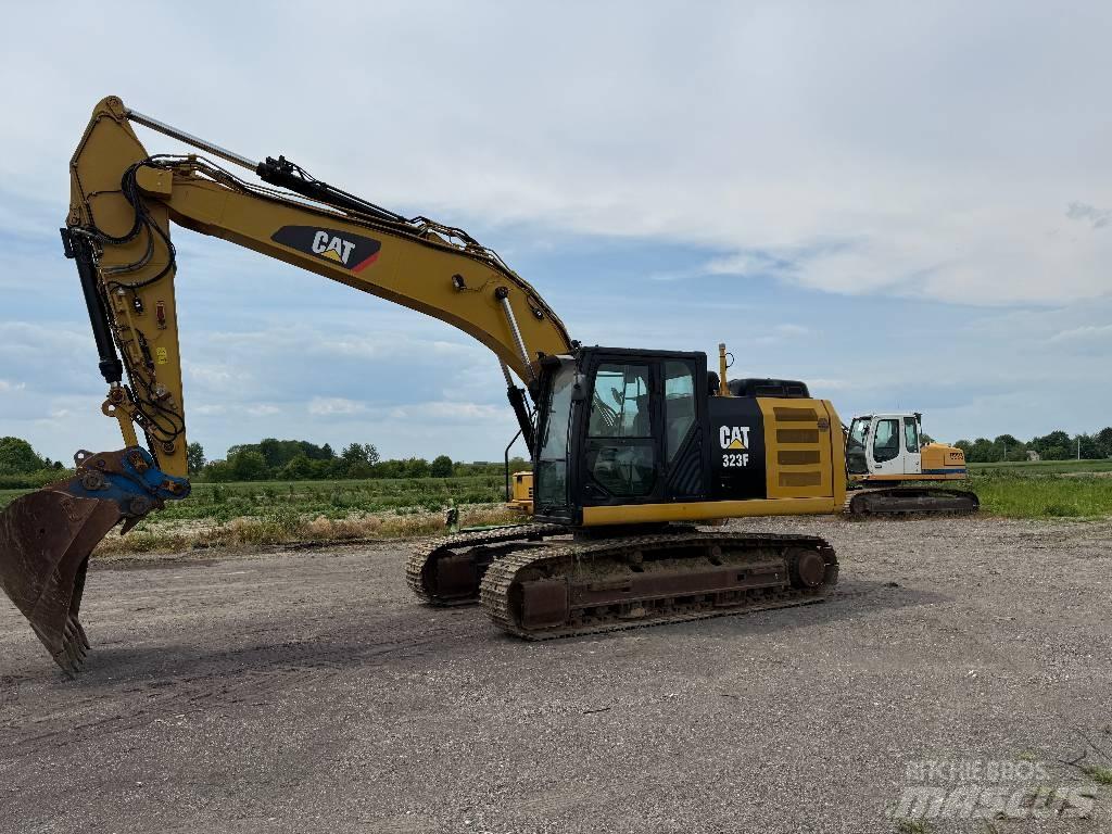 CAT 323 F L Bandgrävare