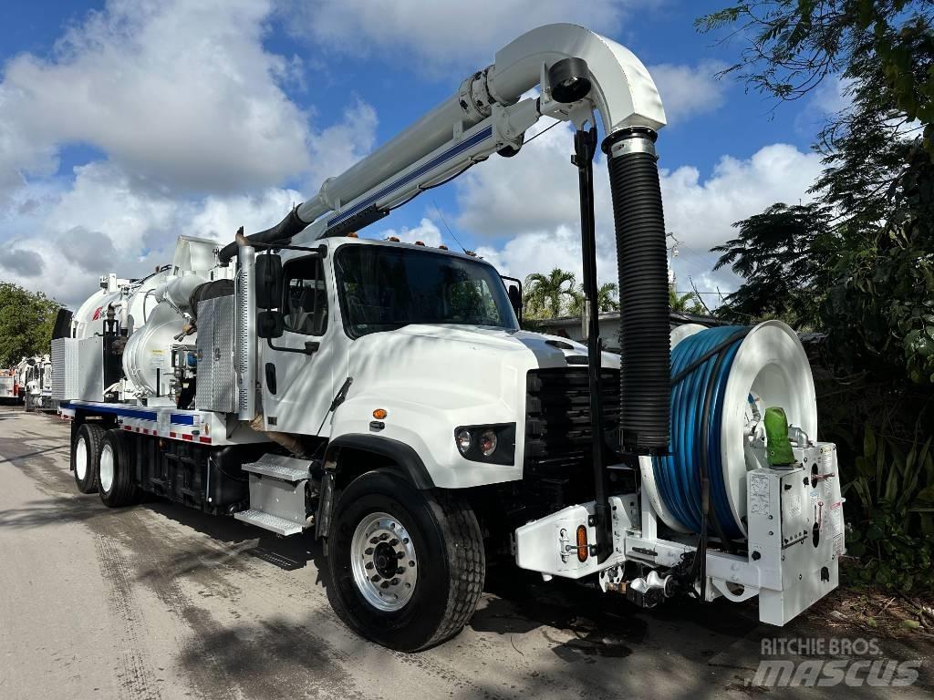 Freightliner 114 SD Slamsugningsbil