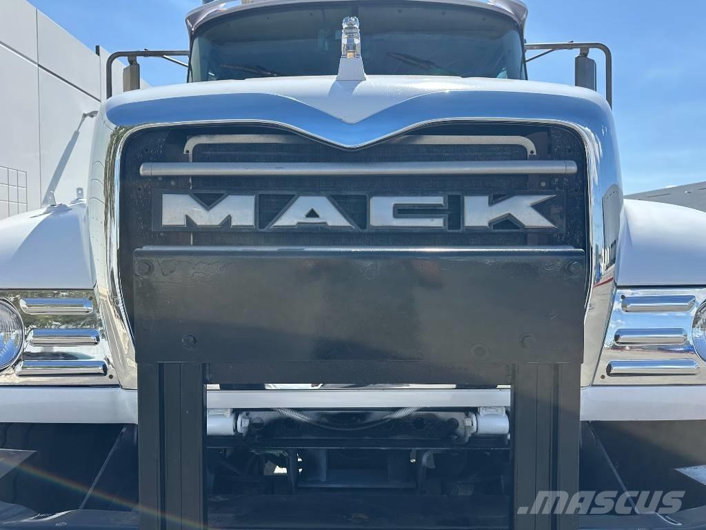 Mack CV 713 Lastväxlare med kabellift