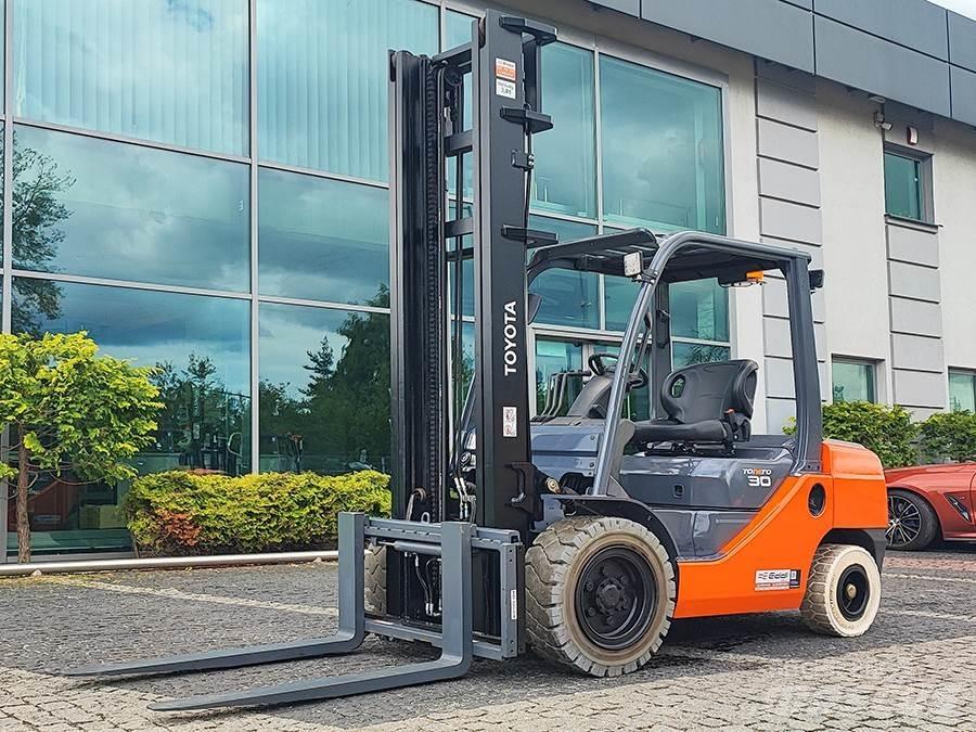Toyota 02-8FDF30 Dieselmotviktstruckar