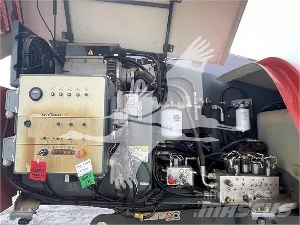 SkyJack SJ66T Teleskop bomliftar