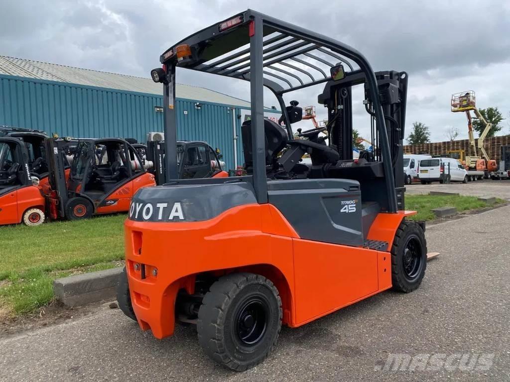 Toyota 8FBMT45 Elmotviktstruckar