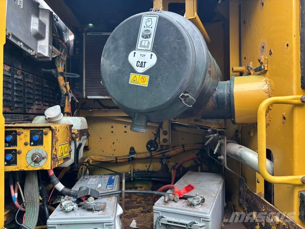 CAT 330 D L Bandgrävare