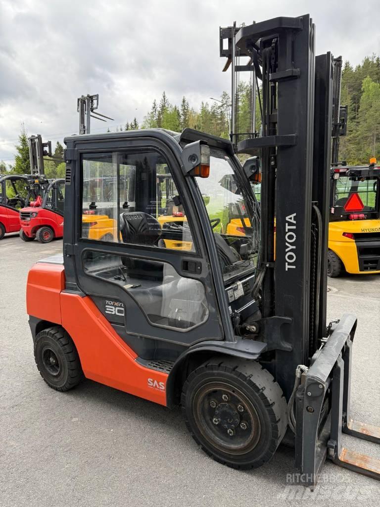 Toyota 02-8 FDF 30 Dieselmotviktstruckar