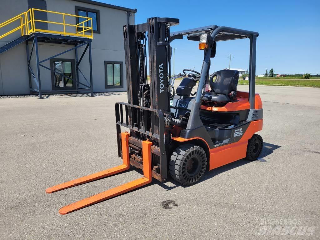 Toyota 8FB25 Elmotviktstruckar