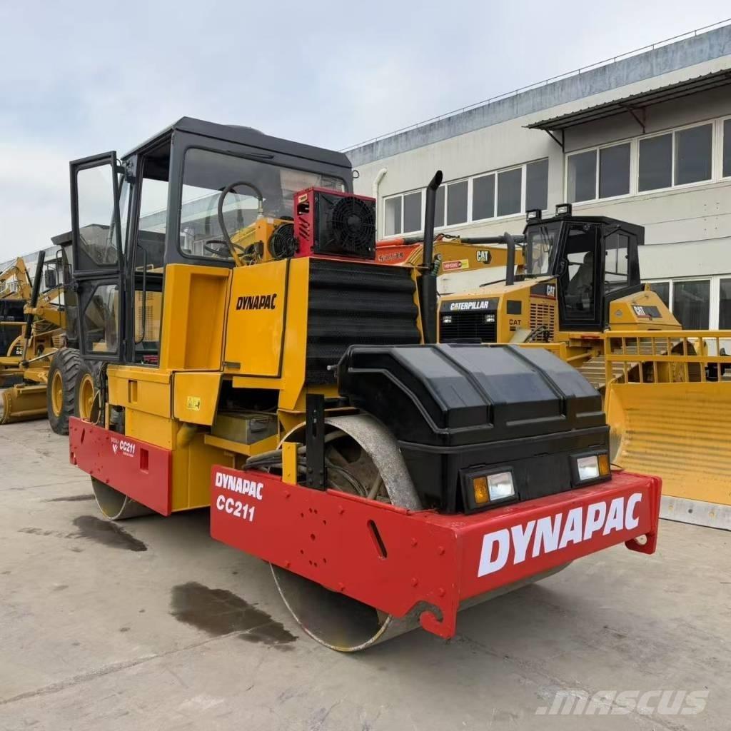 Dynapac CC 211 Tvåvalsvältar
