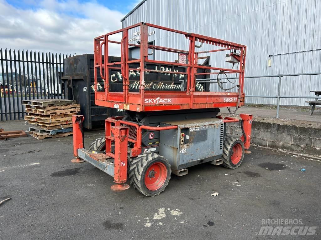 SkyJack SJ 6832 RT Saxliftar