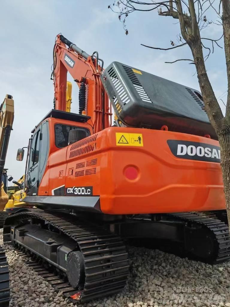 Doosan DX 300 LCA Bandgrävare