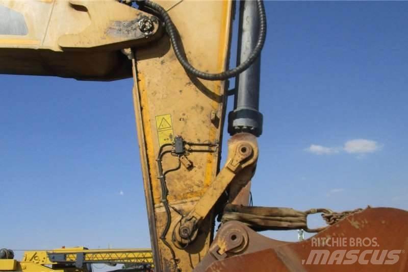 CAT 374FL Minigrävare < 7t