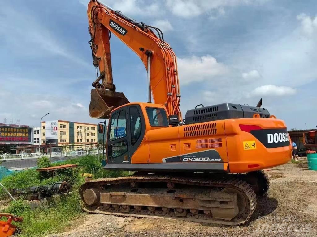 Doosan DX 300 Bandgrävare