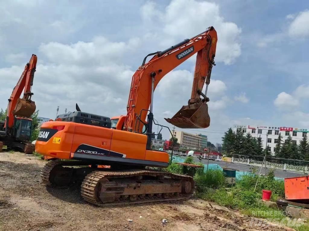Doosan DX 300 Bandgrävare