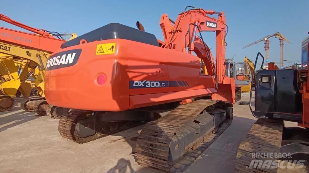 Doosan DX 300 LC Bandgrävare