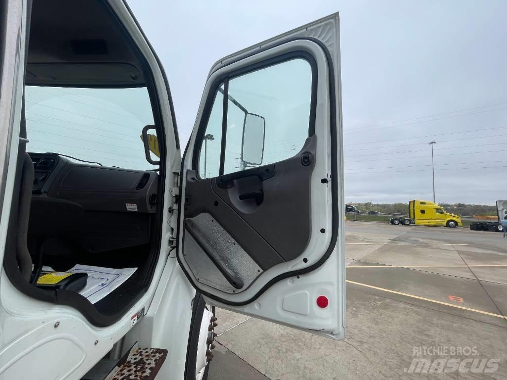 Freightliner M 106 Flakbilar