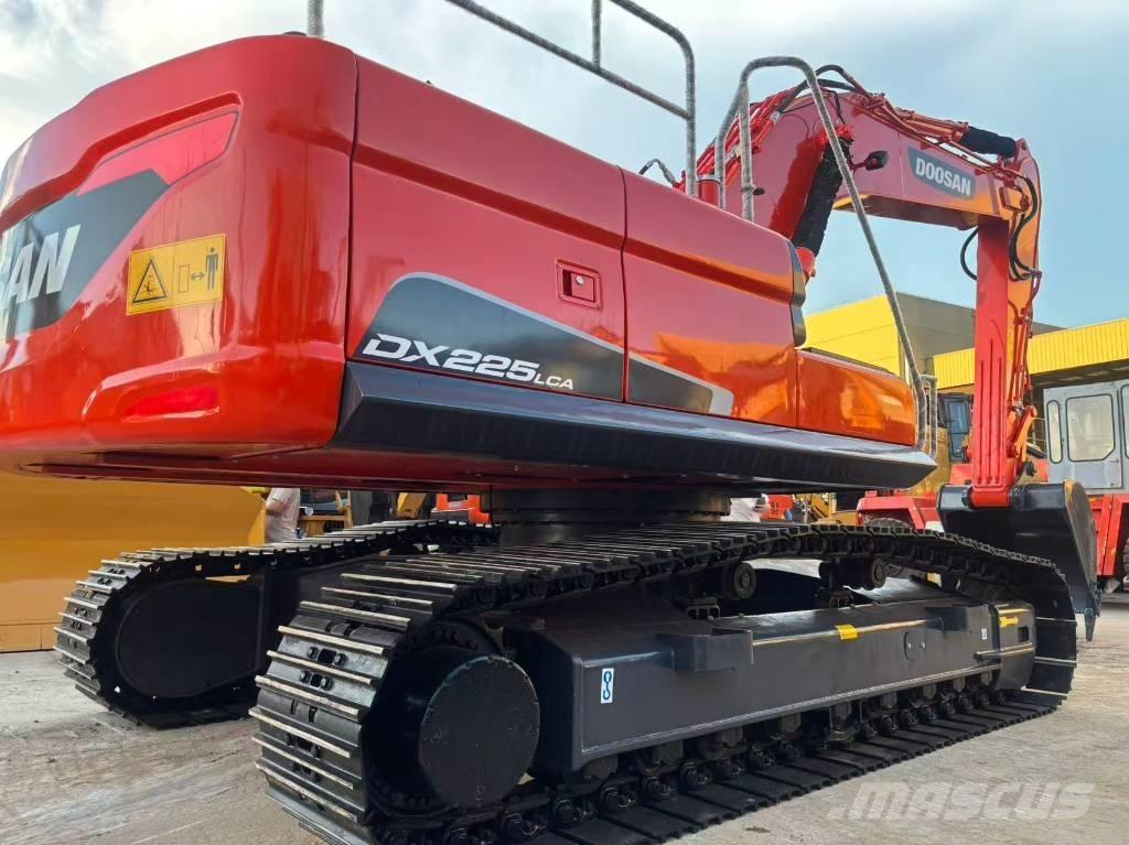 Doosan DX 225 LC Bandgrävare