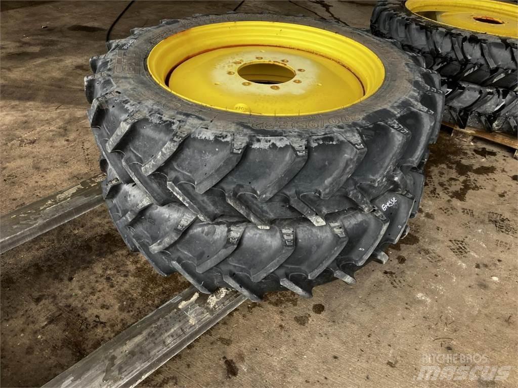 BKT 270/95R32 Däck, hjul och fälgar
