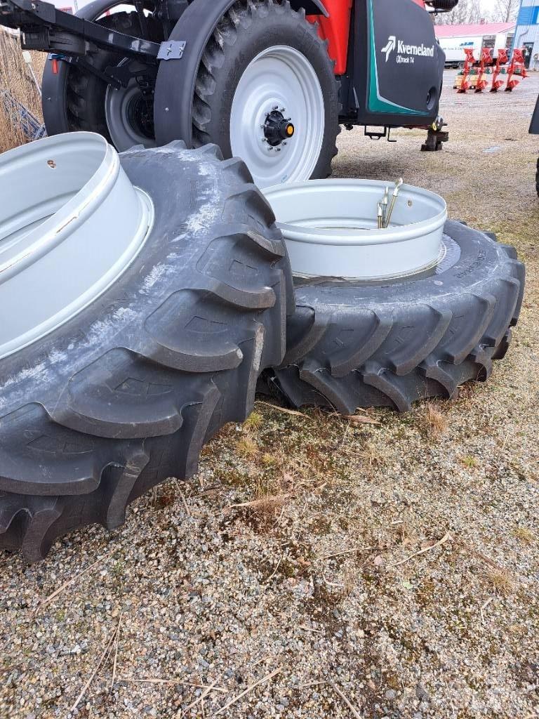  Paripyörät 520/85R42 Däck, hjul och fälgar