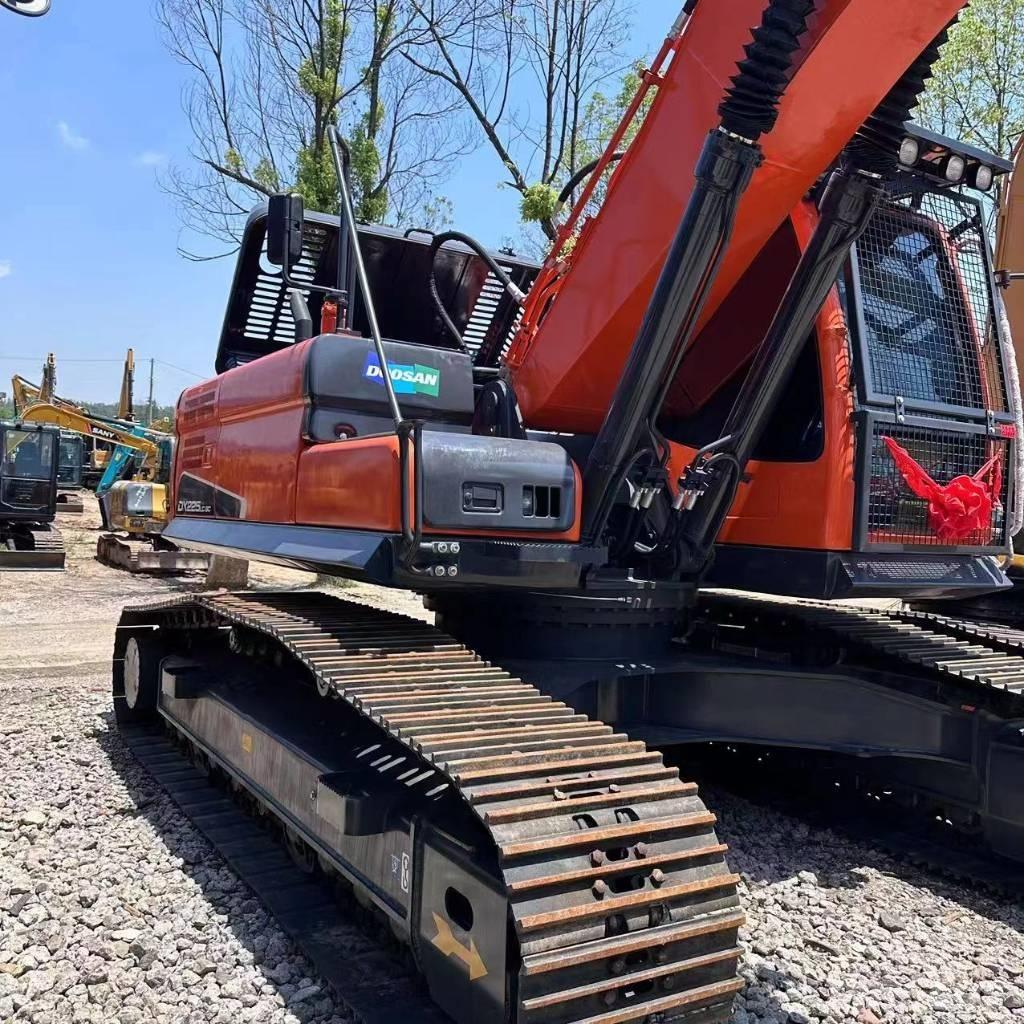 Doosan DX 225 LC Bandgrävare