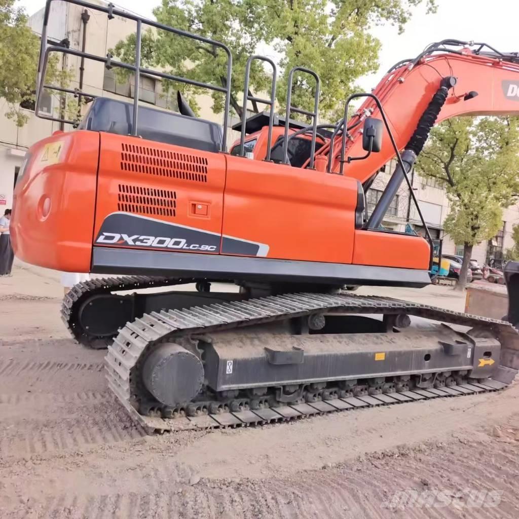 Doosan DX 300 LC Bandgrävare