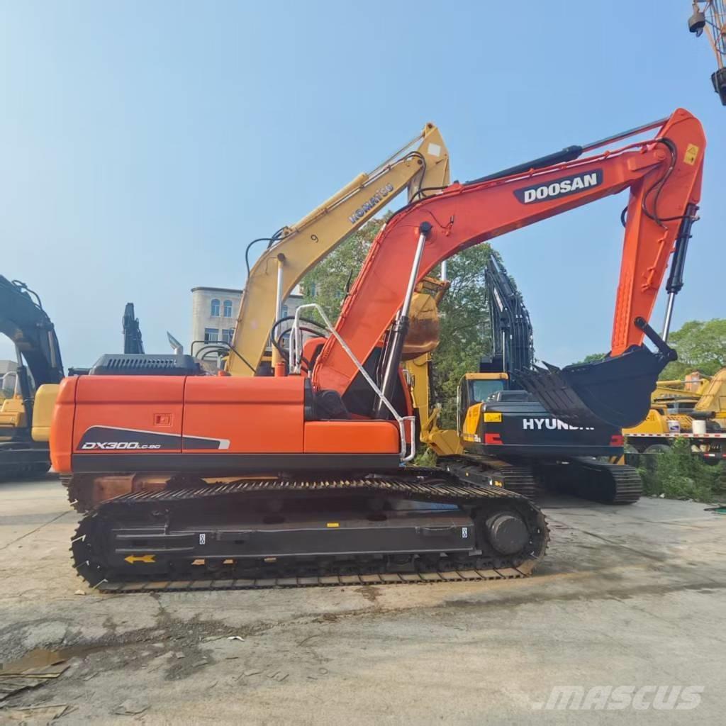 Doosan DX 300 LC Bandgrävare